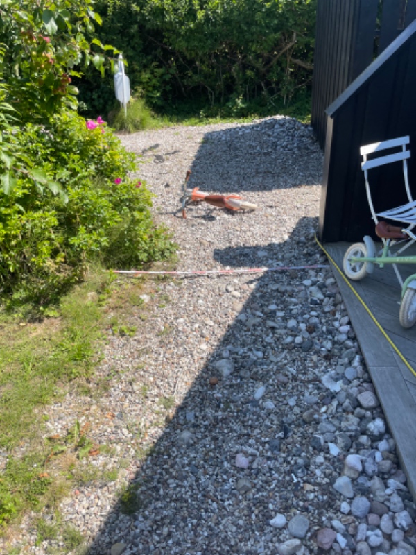 Fjerne perlesten omkring hus