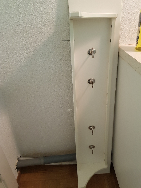 Reol skal hænges op på væggen