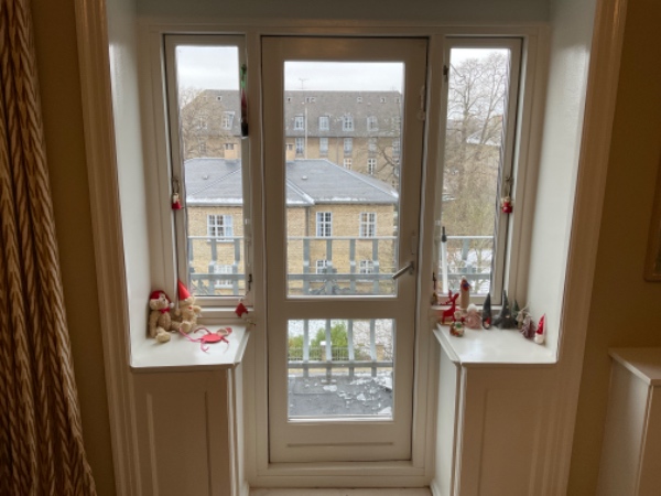 Altan dør står lidt på klem og kan ikke lukke helt