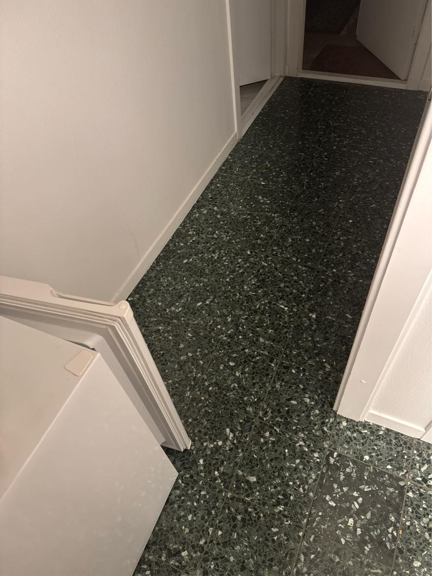 Udskiftning af gamle fliser til nye 60 × 60 fliser i entréen