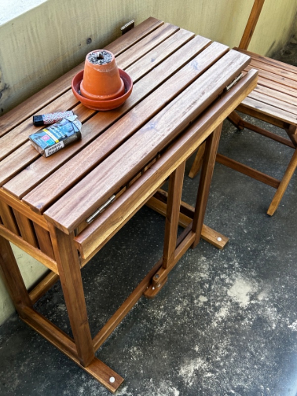 Plade faldet af havebord - muligvis pga løse skruer