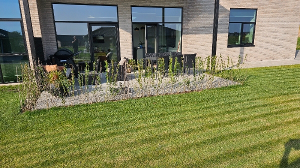 Havehegn rundt om terrasse