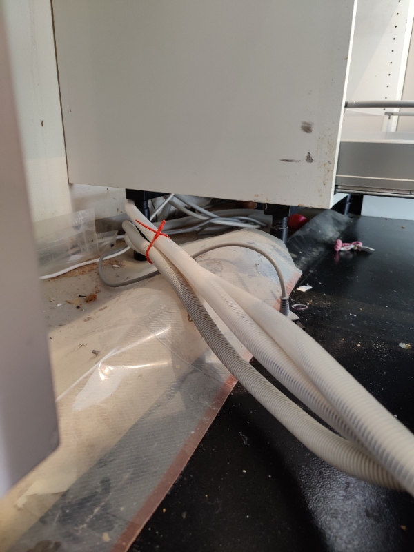 Afmontering af gammel opvaskemaskine, og installation af den nye.