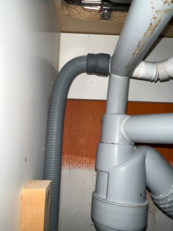 Afmonteret opvaskemaskine og skift ende på rør under vasken (hvor maskinen har siddet fast)