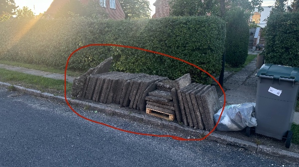 Afhentning af betonfliser og metalskraldespand