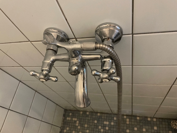 brusesæt (badeværelse) og vandhane (køkken) udskiftes