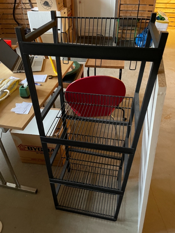 Jeg skal have fjernet butiksinventar og lidt møbler fra Butik til genbrugsstationen.