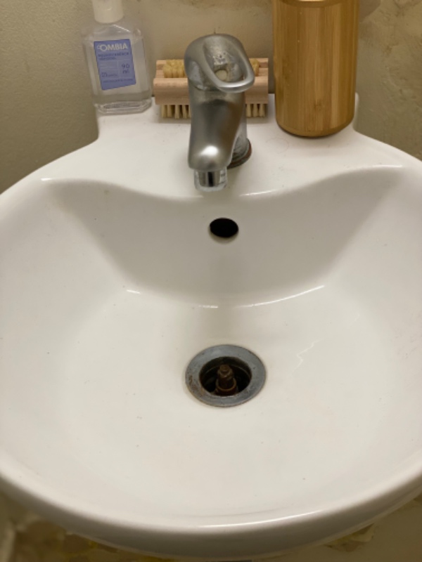 Skiftet et blandingsbatteri på badeværelse