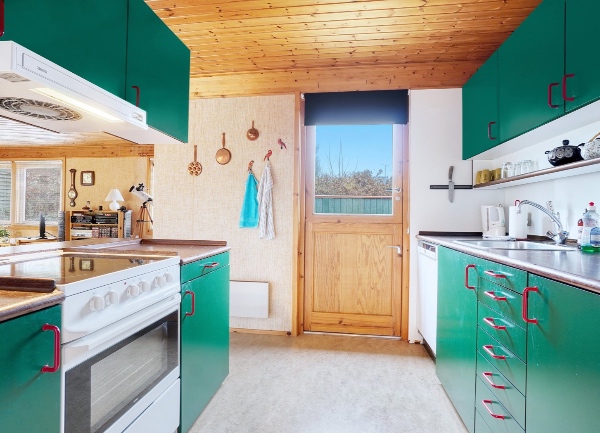 Nedrivning af køkken og bortskaffelse samt fjerne tæppe