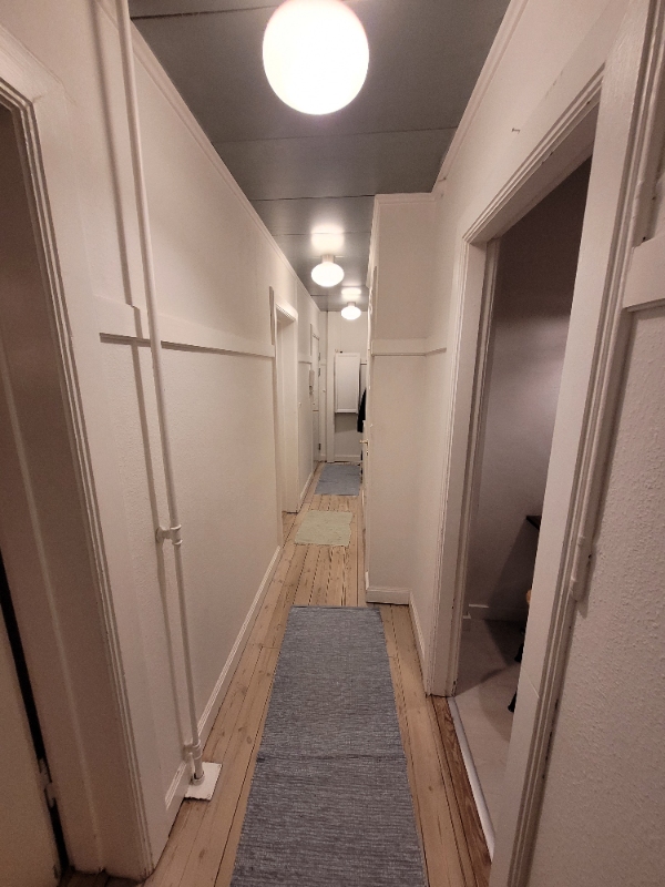 Fjerne tapet, opsætte filt og male