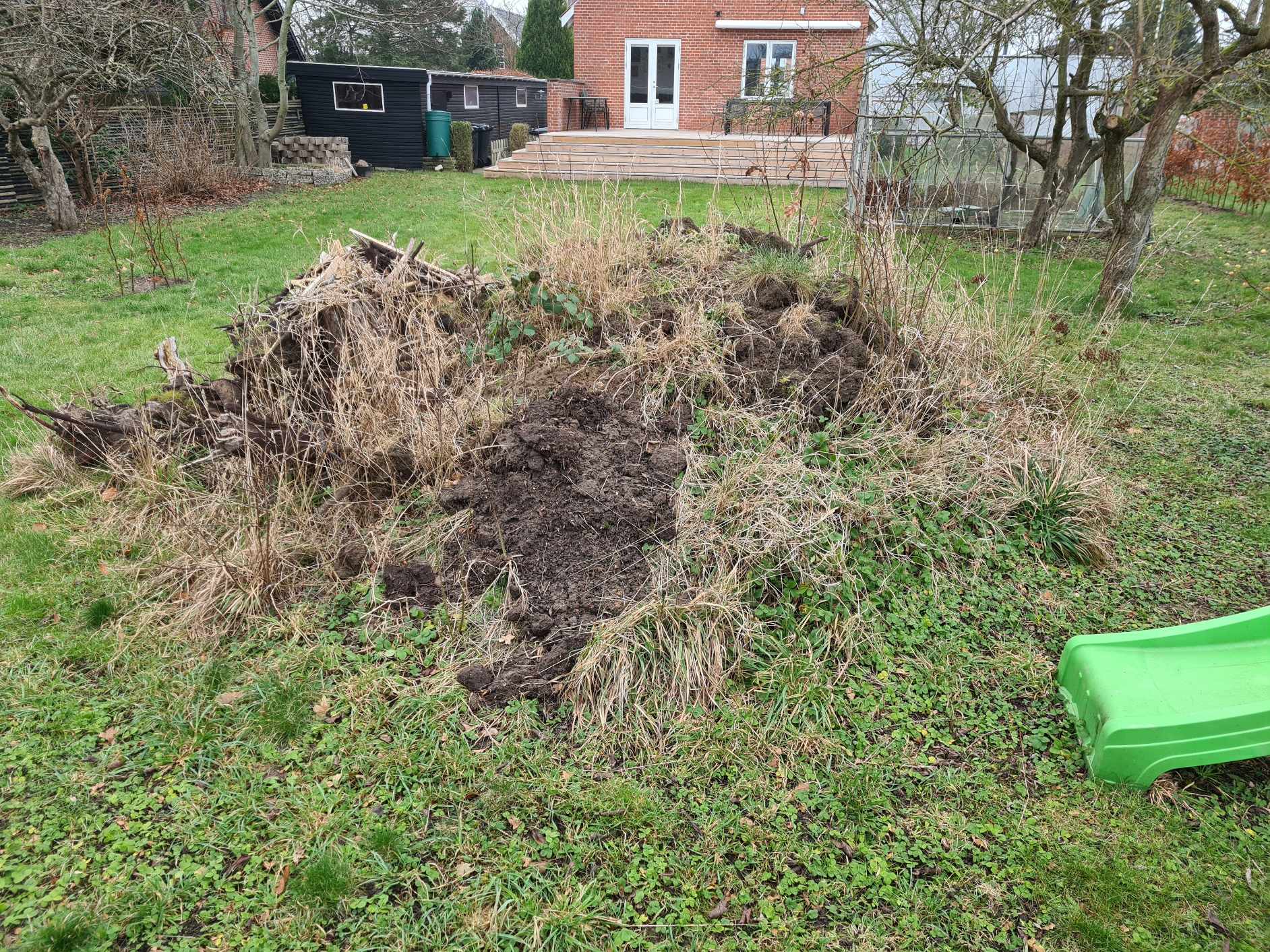 Nedgravning af trampolin samt bortskaffelse af jordvold