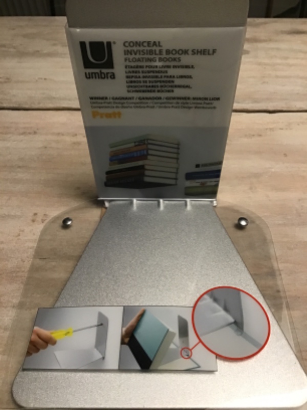 Handyman - Hænge mindre men tungt billede op. Desuden ophængning af 3 små svævende boghylder.