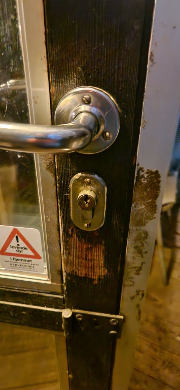 udskiftning af rukolås i gammel yderdør