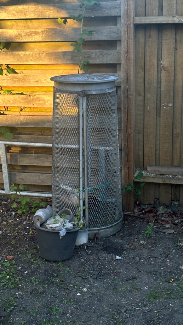 Afhentning af betonfliser og metalskraldespand