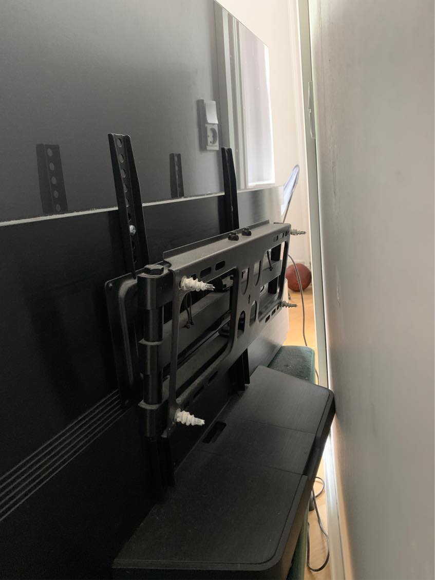 Ophæng af væghængt TV