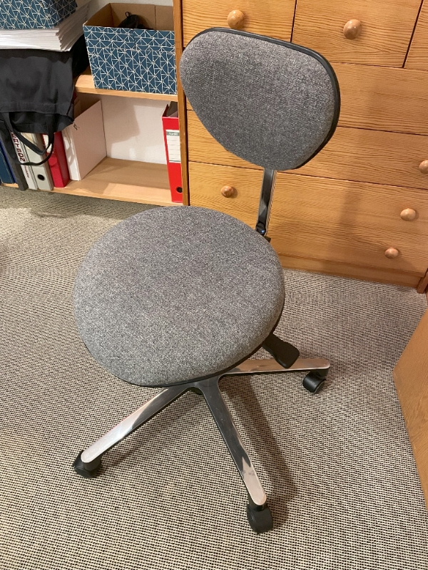 Kontorstol skal have nye hjul og repareret hæve-sænke mekanismen.