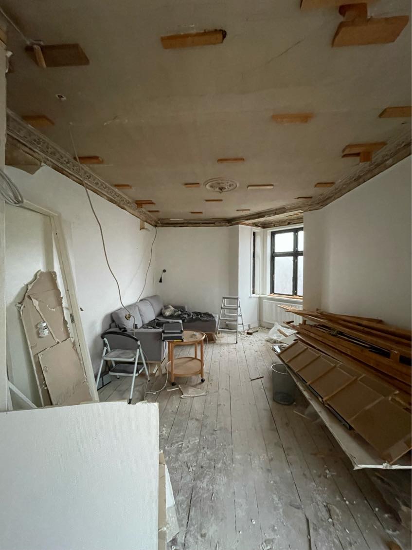 Hjælp til at fjerne affald fra nedrivningsprojekt af væg og nedsænket loft