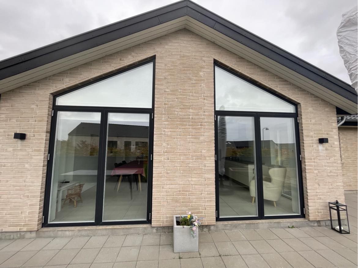 Solfilm på 4 vinduesdøre og to trekantede vinduer.