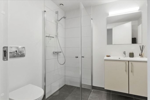 Udskiftning af fliser på væg badeværelse.