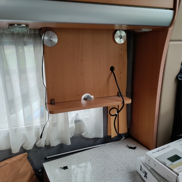 Tv mont & hylde+spejl i AutoCamper ( EL OG TØMREARBEJDE )