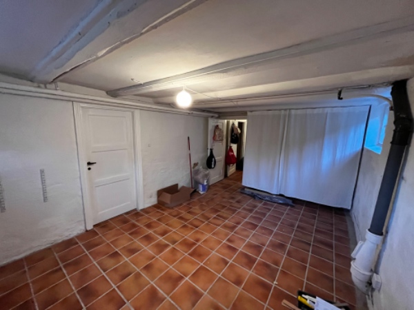 Maling af kælderværelse