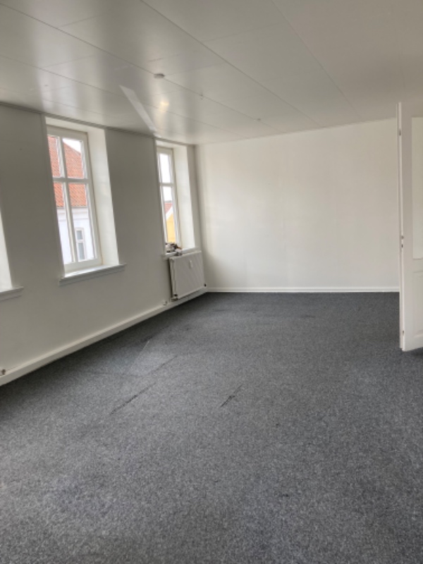 Lægge 60m2 laminatgulv og lister