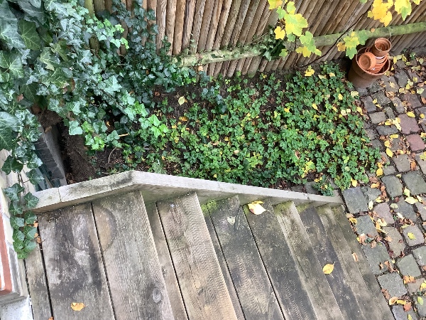 Opsætning af træ gelænder på udvendig trappe.