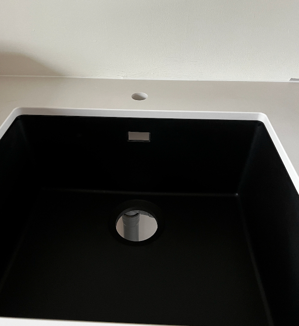 Tilslutte af vandhanen + opvaskemaskinen til vand og afløb.