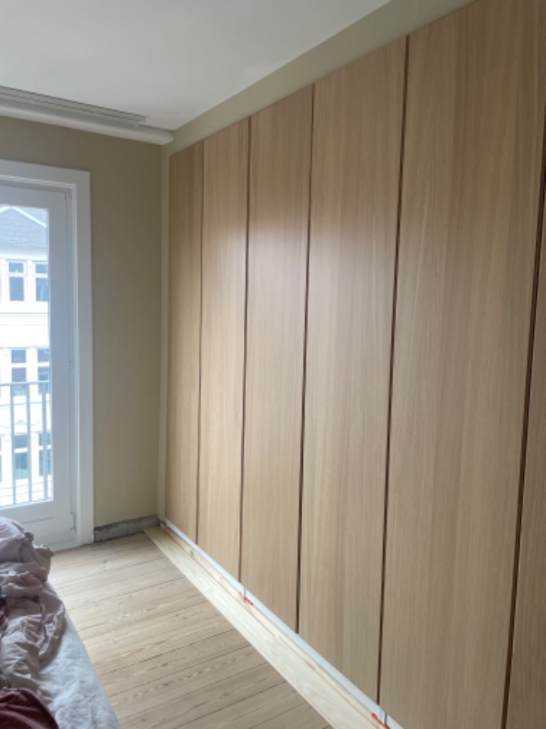 Indstilling af skabe samt påsætning af greb