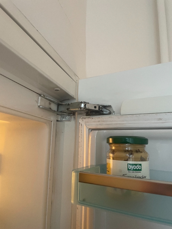 Låge på indbygget køleskab hænger og kan ikke lukke