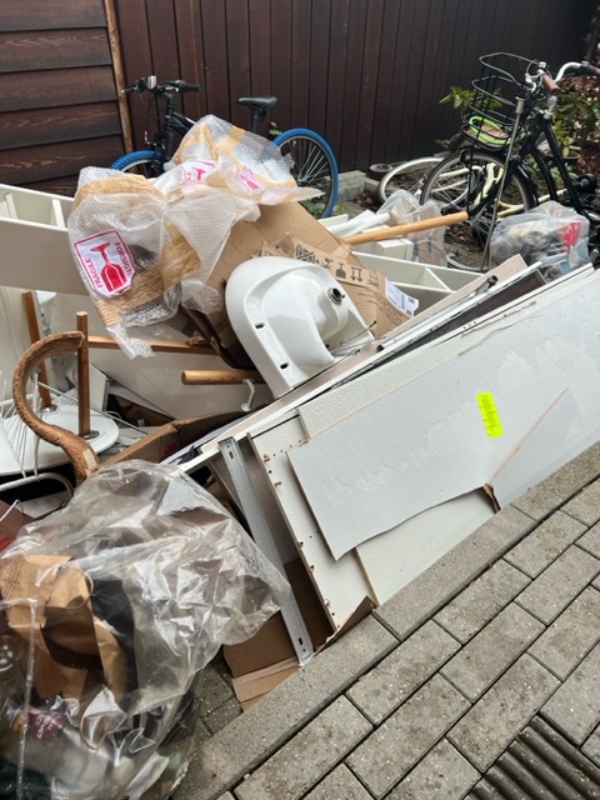 der skal smides pap fra nyt køkken ud og 3 bordplader, samt byggeaffald