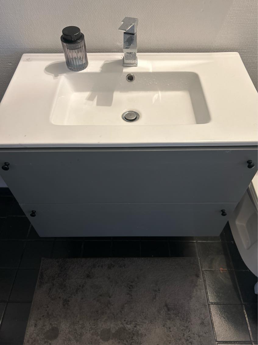 Toiletvask hælder ud fra væg