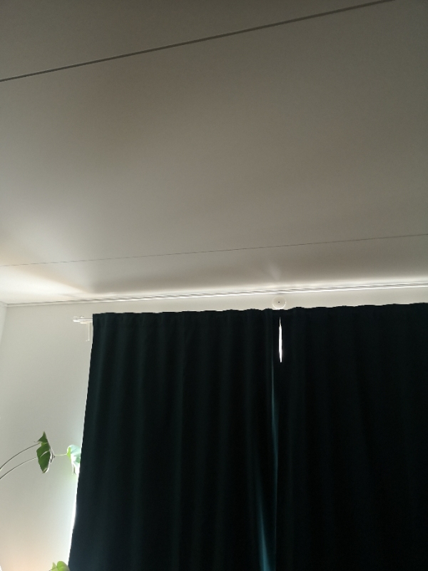 Klippe hæk (ikk,loftlampe op, spartle ujævn væg (lille bid 1x2 meter cirka), sætte skyggeliste op