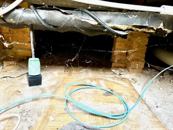 Trækning af netværkskabel i krybekælder