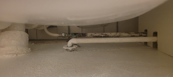 badeværelsesrør (bruser og vandrør til toilet) skal skiftes.