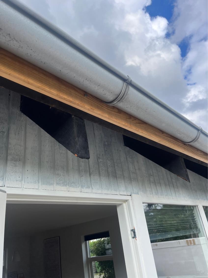 Male træværk under tagrende