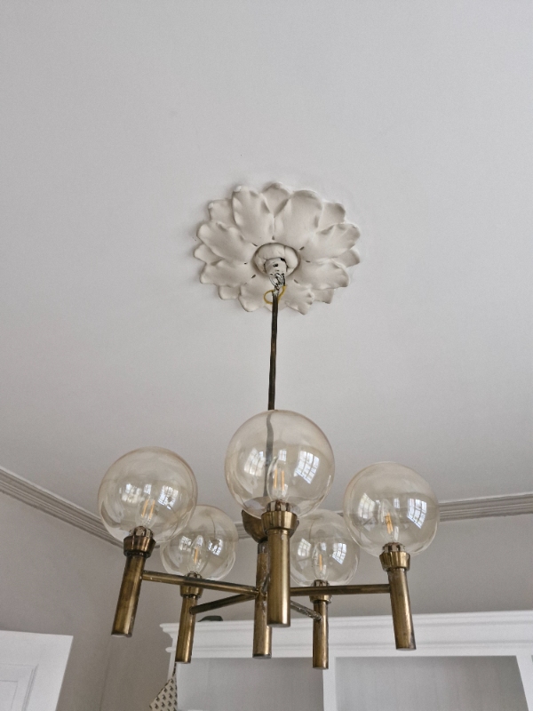 Rensning af stuk, maling af loft.