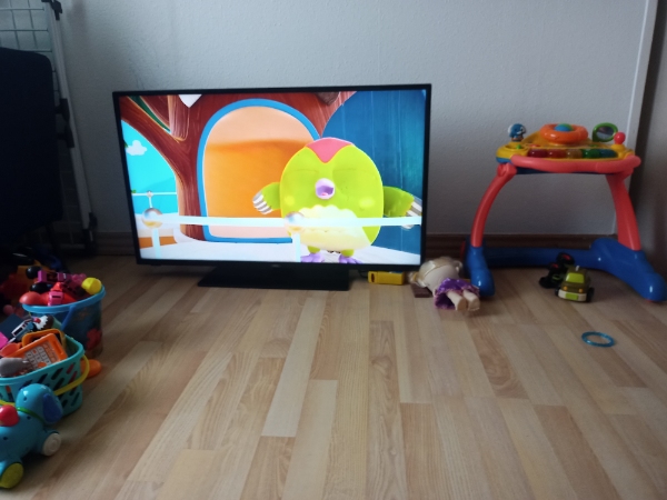 sæt et fjernsyn på væggen og sæt to vægbilleder op