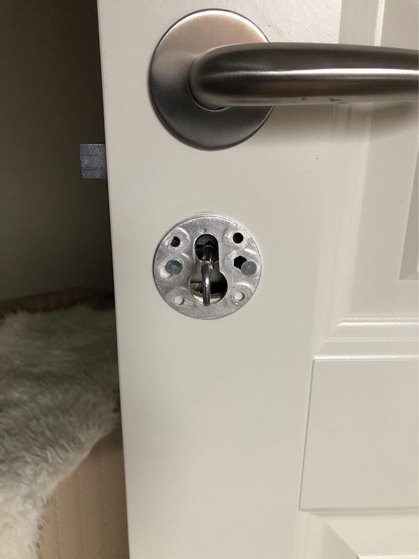 Hjælp til at reparere nogle dørhåndtag. Det er to hoveddøre og 3 indvendige døre.