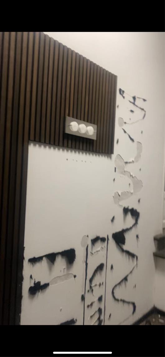 Spartle og slippe væg efter akustik væg