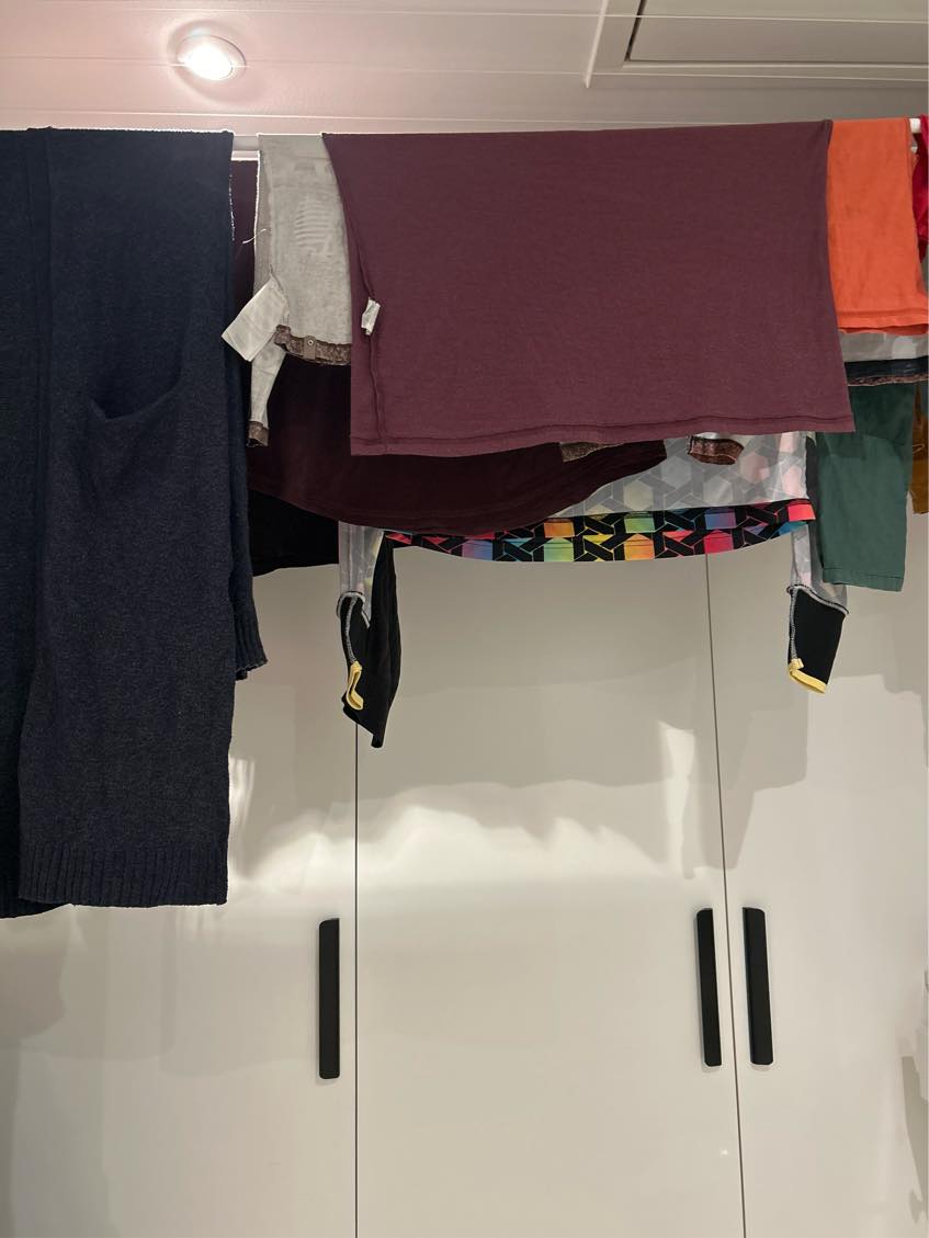 Fast tøjvask og læggen sammen hos børnefamilie