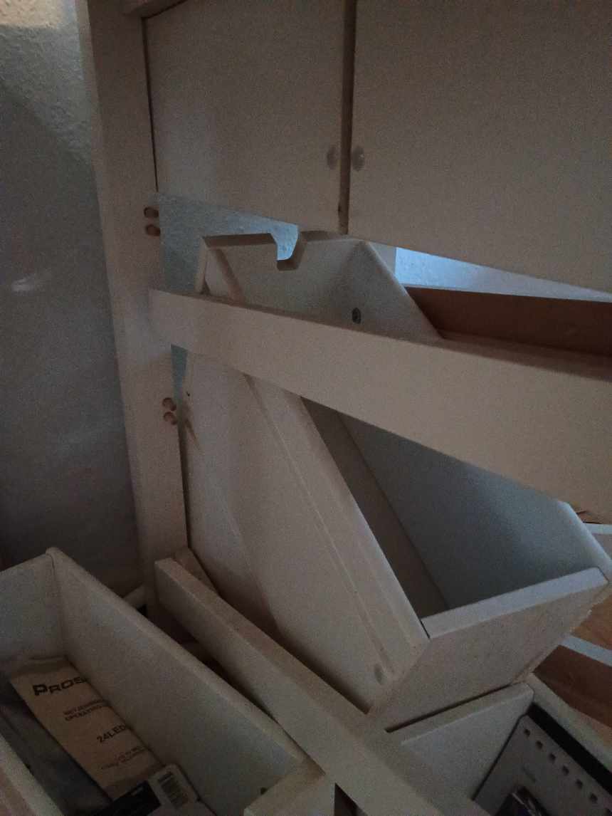 Bordben sættes sammen. Ophæng af lampe. Skab hæftes til væg