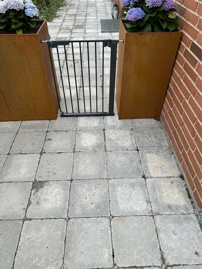 Fælde æbletræ og køre væk.