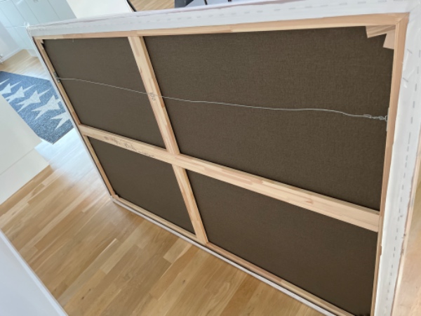 Ophængning af akrylmaleri på lærred 150 x 100 samt ophængning af mosvæg