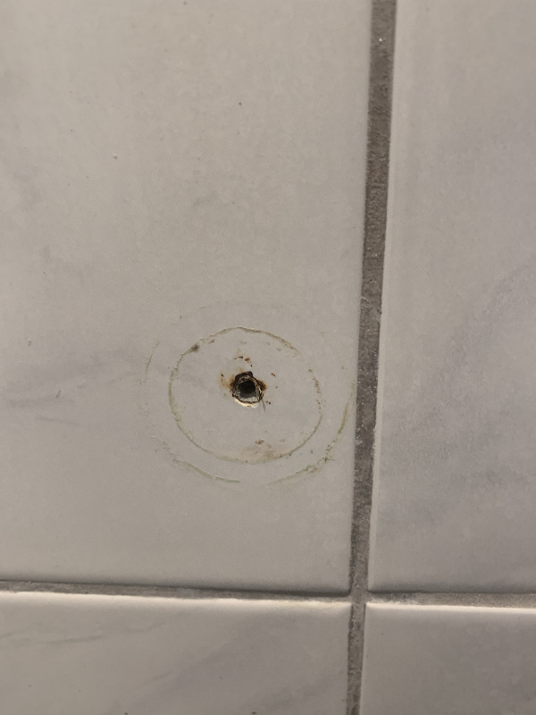 Bore, fyldning af huller og montering af vandslange.