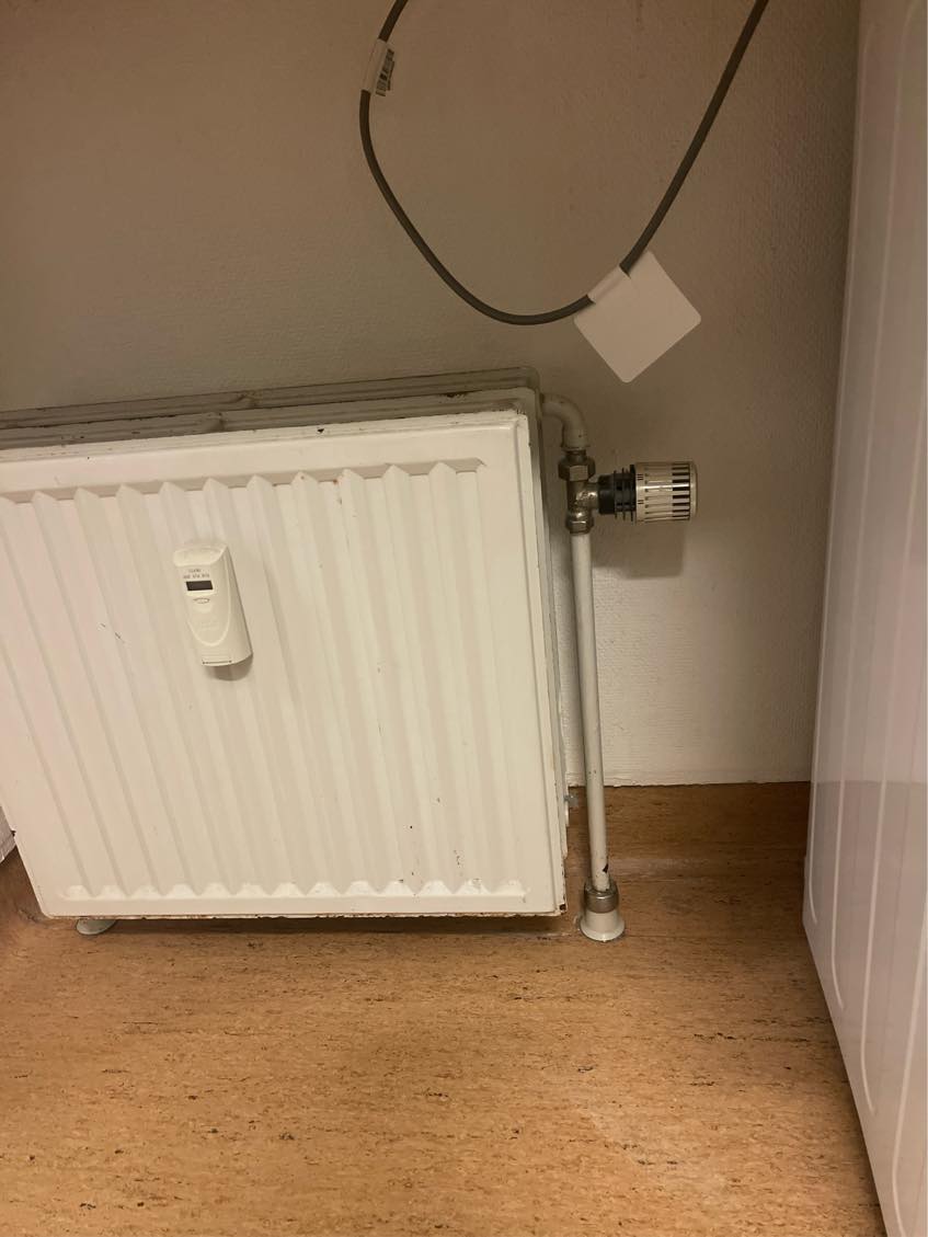 Afmonteret en lille radiator på badeværelset