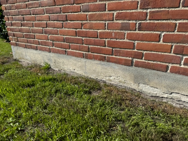 Reparation og pudsning af afskallet sokkel