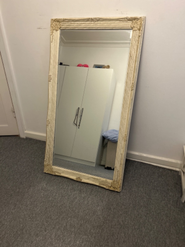 Hænge spejl op på væg og Fjerne gamle huller væk fra væggen