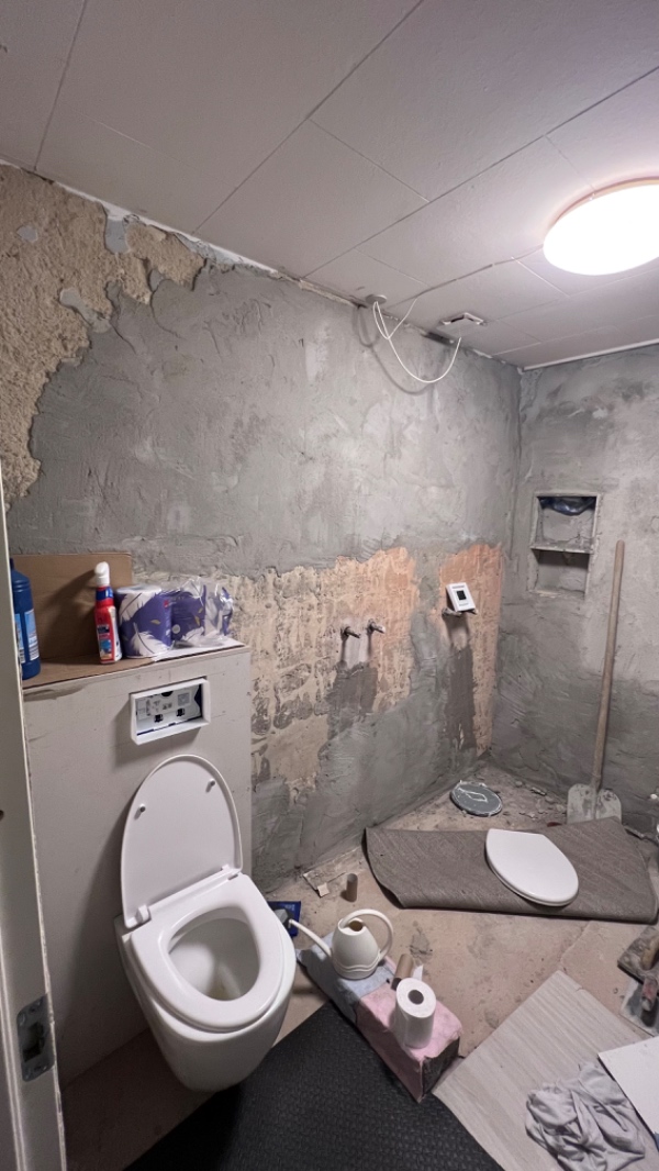 Fliselægning i badeværelse både væg og gulv 6 kvm gulv