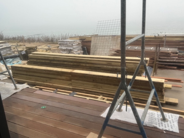 Flytte træ stolper 26 stk i 3 m70 sm lange. Fra Rungsted til Birketød.